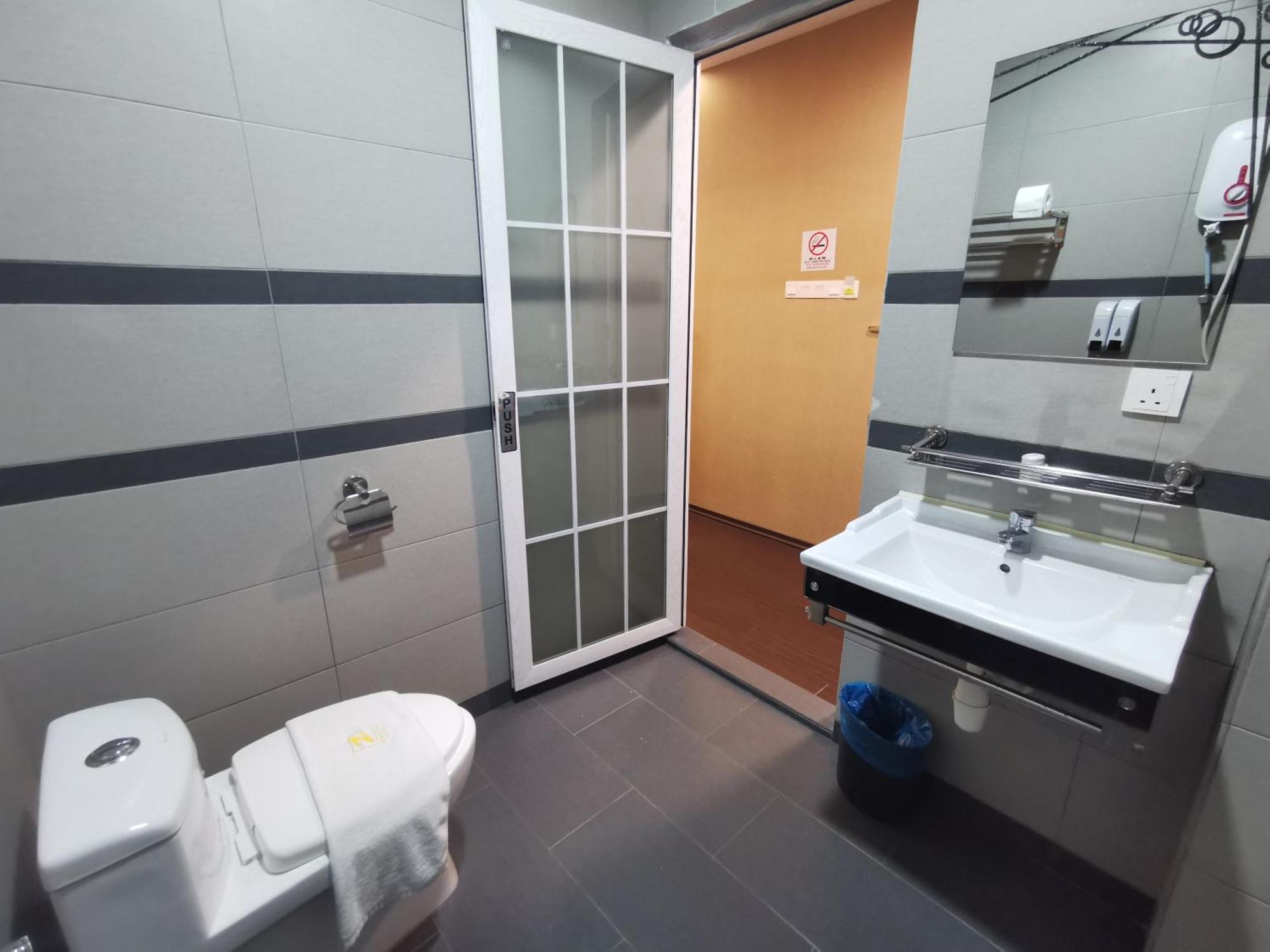Zenz Hotel Kulai Kültér fotó