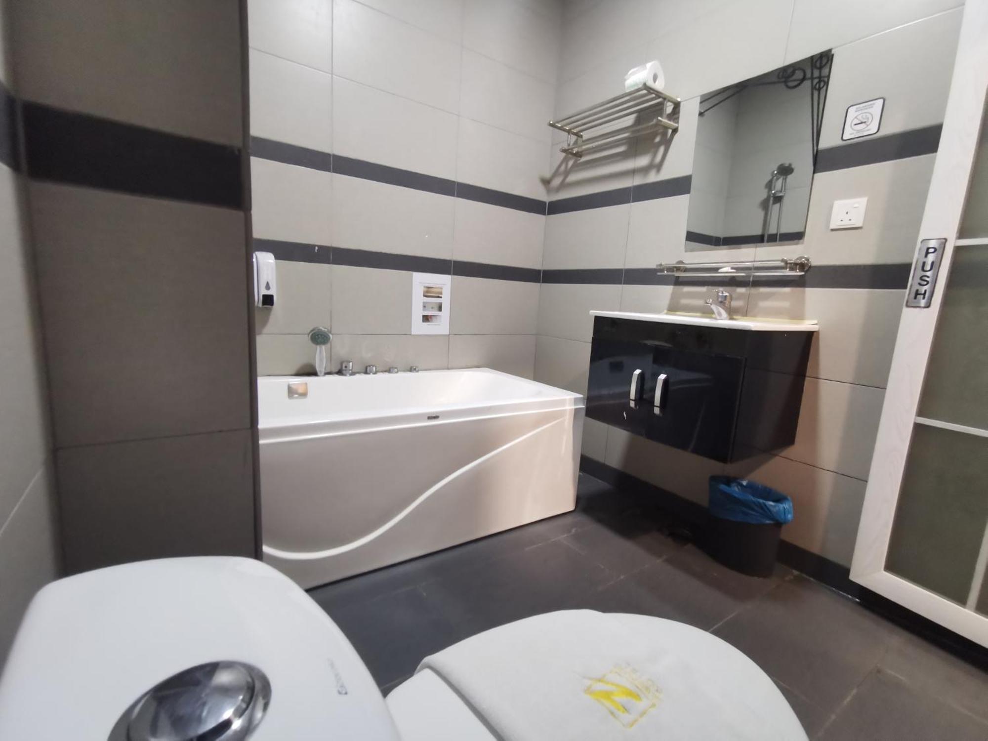 Zenz Hotel Kulai Kültér fotó